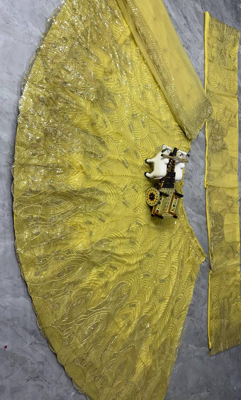 Sehen Sie umwerfend aus in diesem wunderschönen cremefarbenen Lehenga-Set