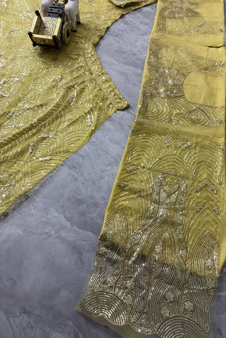 Sehen Sie umwerfend aus in diesem wunderschönen cremefarbenen Lehenga-Set