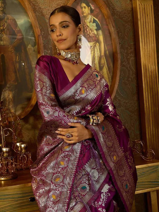 Ce magnifique sari est élégamment décoré d'un magnifique tissage jacquard uni