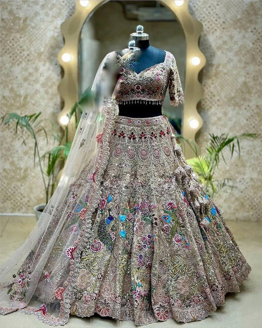 Lancement de Lehenga évasé de 4 mètres avec broderie à paillettes