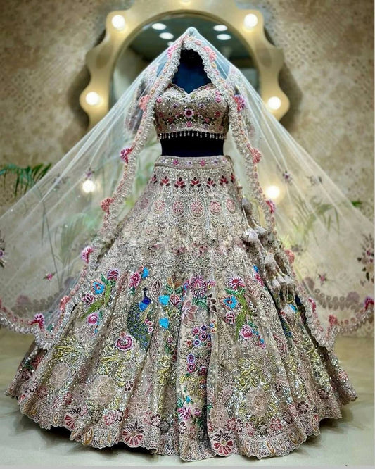 Lancement de Lehenga évasé de 4 mètres avec broderie à paillettes