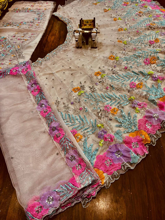 Lancement de Lehenga évasé de 4 mètres avec broderie à paillettes