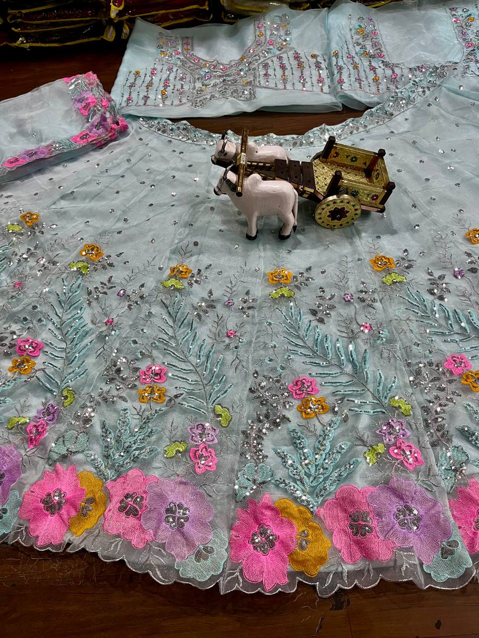 Lancement de Lehenga évasé de 4 mètres avec broderie à paillettes