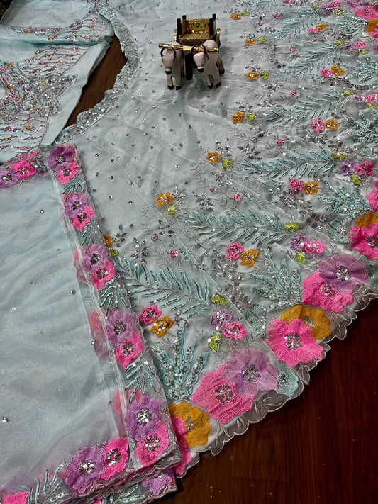 Lancement de Lehenga évasé de 4 mètres avec broderie à paillettes
