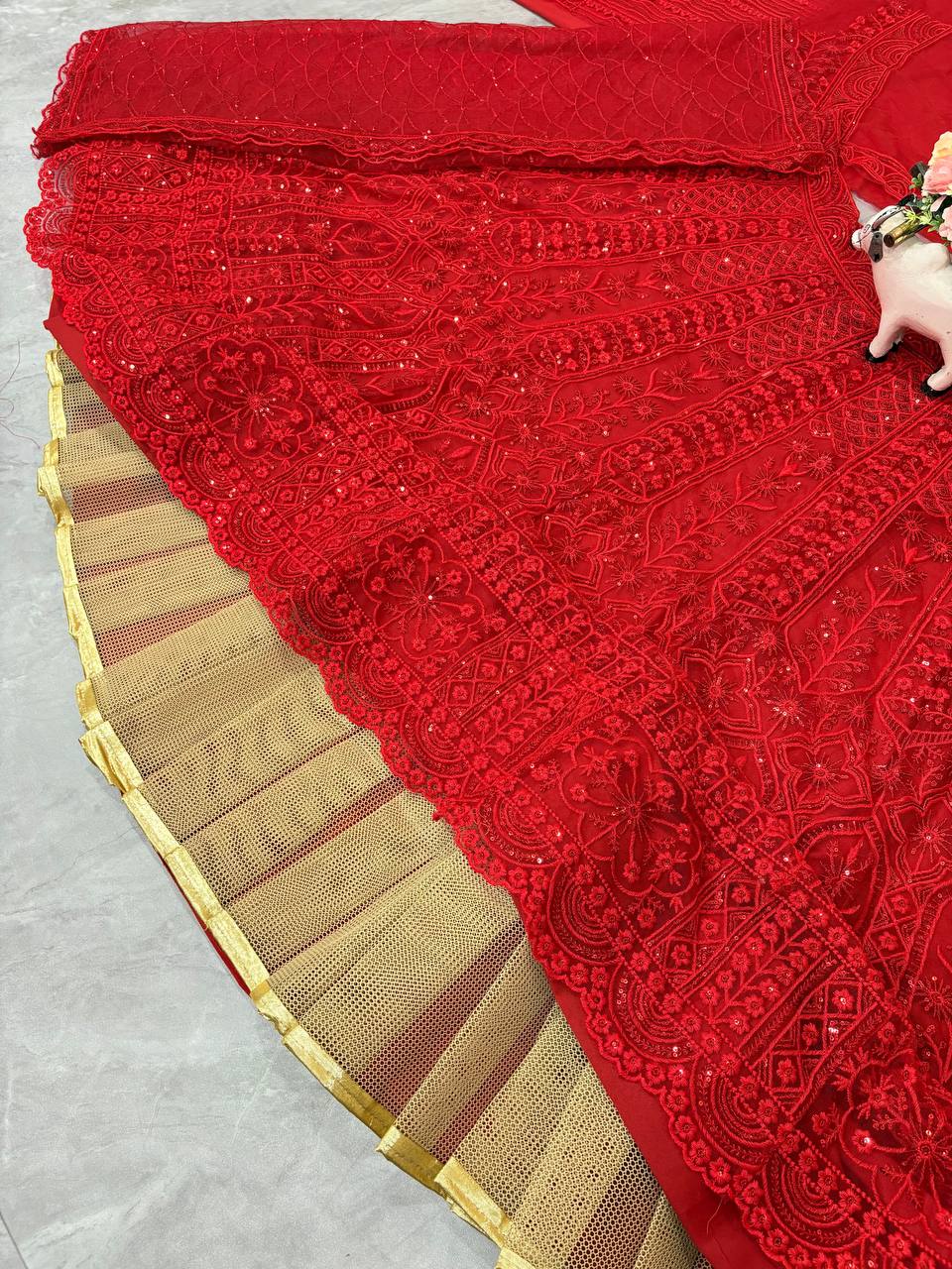Einführung eines 4 Meter ausgestellten Coding Sequins Work Lehenga