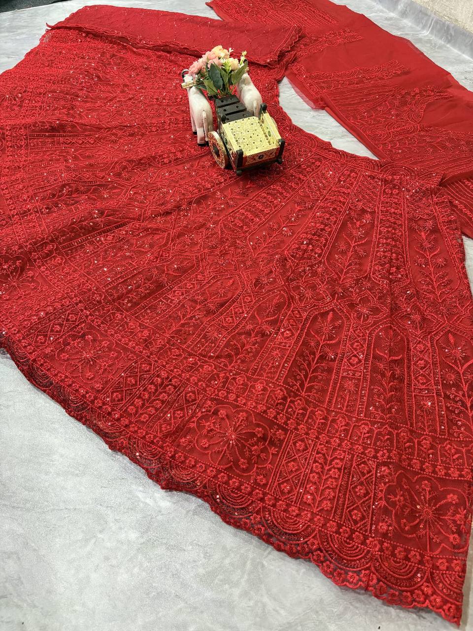 Einführung eines 4 Meter ausgestellten Coding Sequins Work Lehenga