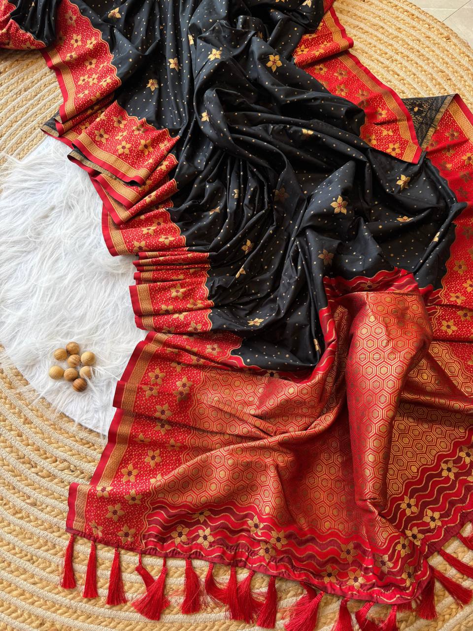 elegance with this exquisite Banarasi weaving silk