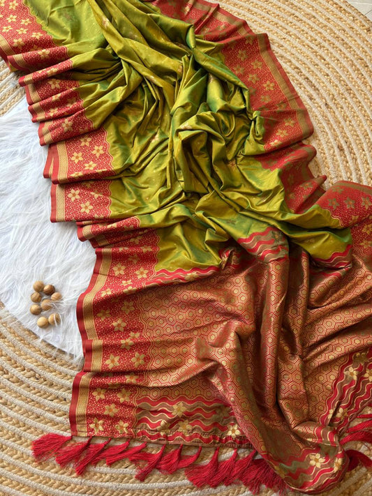 elegance with this exquisite Banarasi weaving silk saree