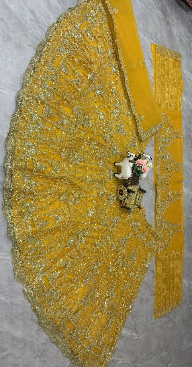 Einführung eines 4 Meter ausgestellten Coding Sequins Work Lehenga