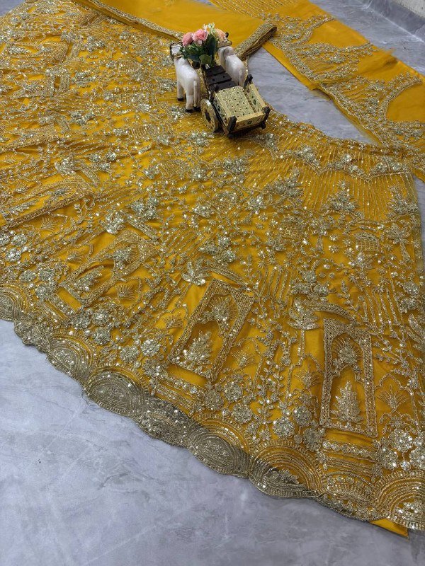 Einführung eines 4 Meter ausgestellten Coding Sequins Work Lehenga