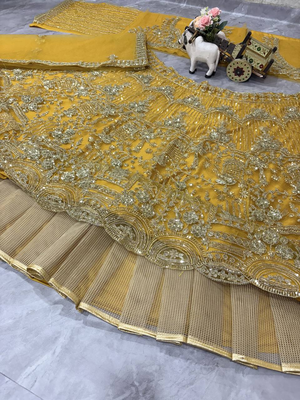 Einführung eines 4 Meter ausgestellten Coding Sequins Work Lehenga