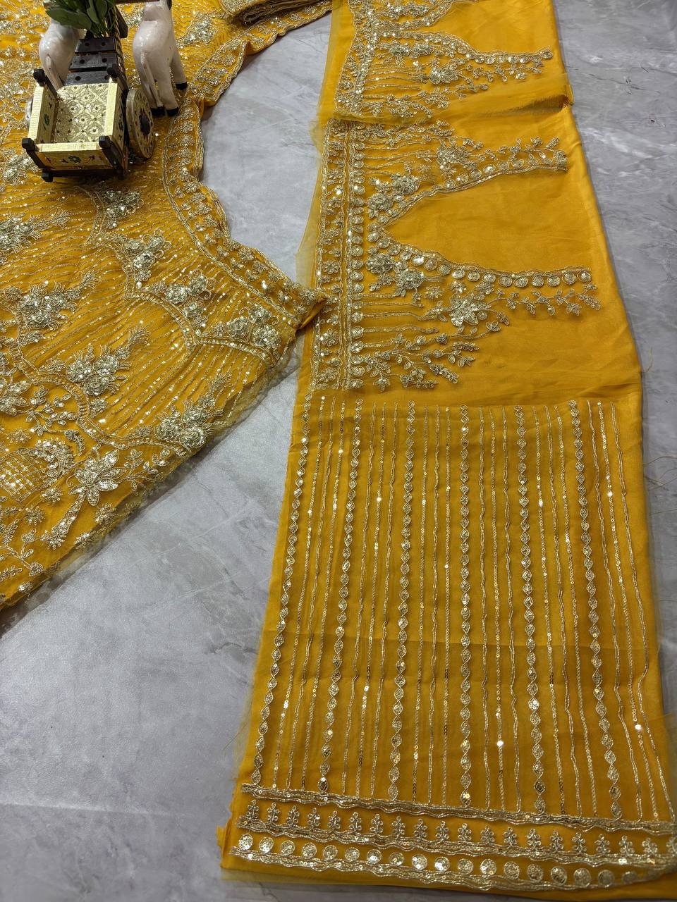Einführung eines 4 Meter ausgestellten Coding Sequins Work Lehenga