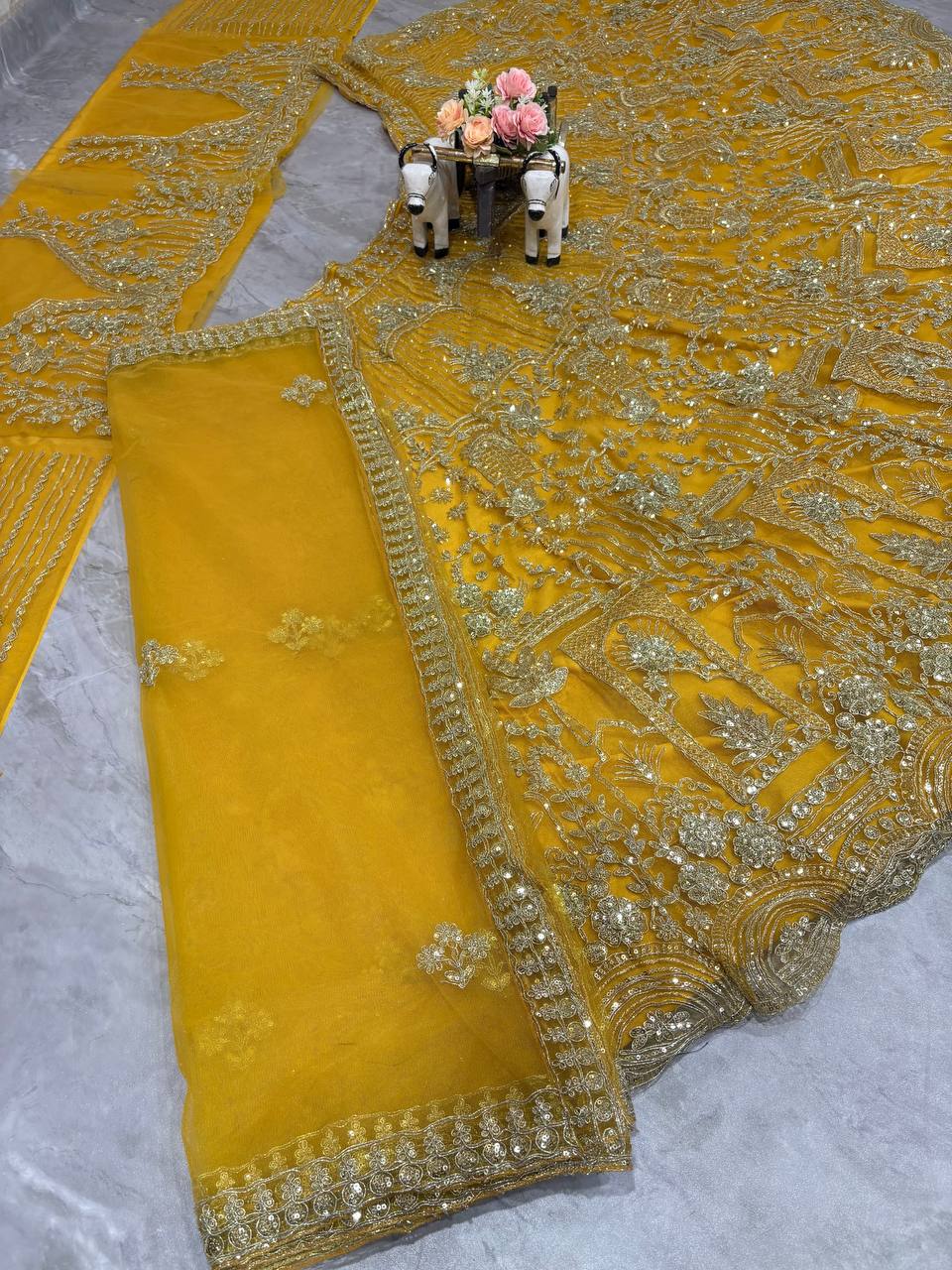 Einführung eines 4 Meter ausgestellten Coding Sequins Work Lehenga