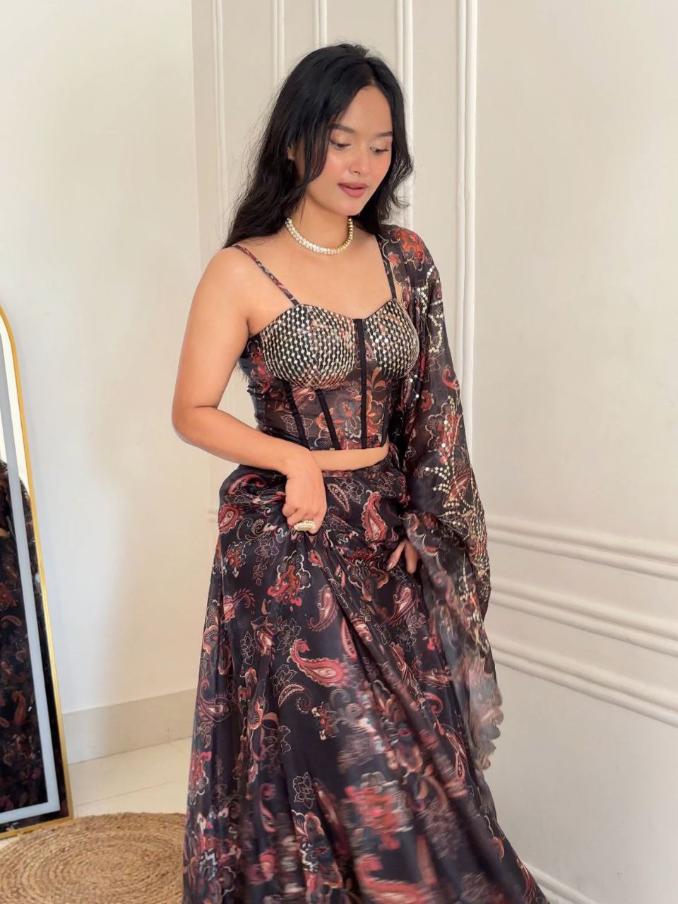Sehen Sie umwerfend aus in diesem wunderschönen cremefarbenen Lehenga-Set