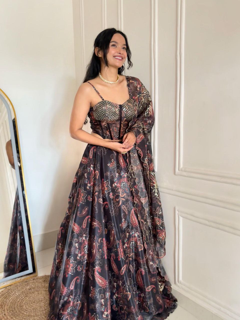 Sehen Sie umwerfend aus in diesem wunderschönen cremefarbenen Lehenga-Set