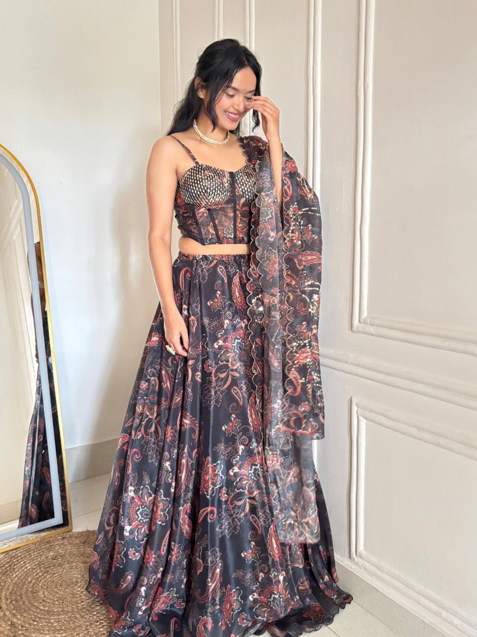 Sehen Sie umwerfend aus in diesem wunderschönen cremefarbenen Lehenga-Set