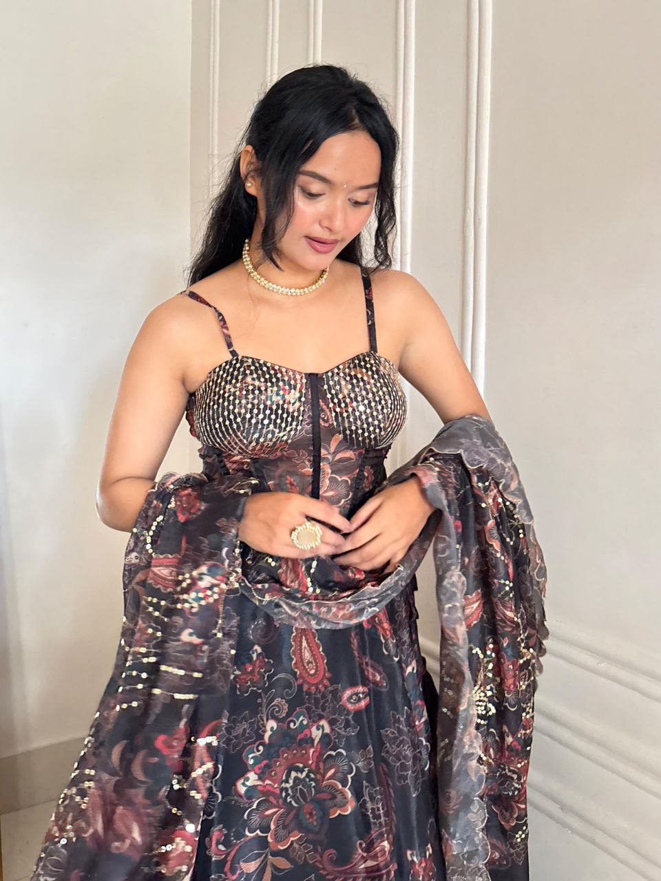 Sehen Sie umwerfend aus in diesem wunderschönen cremefarbenen Lehenga-Set