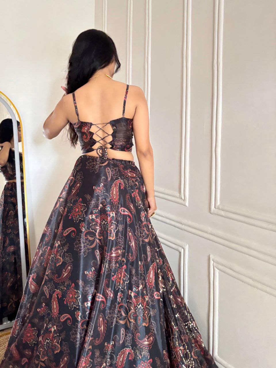 Sehen Sie umwerfend aus in diesem wunderschönen cremefarbenen Lehenga-Set