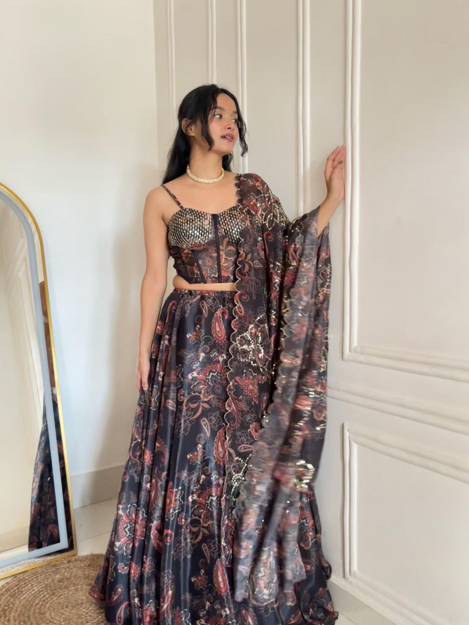 Sehen Sie umwerfend aus in diesem wunderschönen cremefarbenen Lehenga-Set