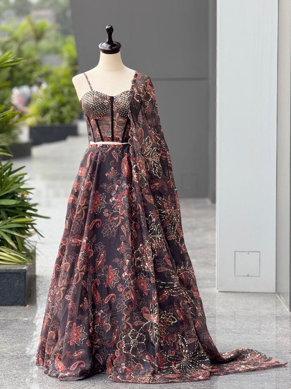 Sehen Sie umwerfend aus in diesem wunderschönen cremefarbenen Lehenga-Set