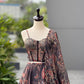 Sehen Sie umwerfend aus in diesem wunderschönen cremefarbenen Lehenga-Set