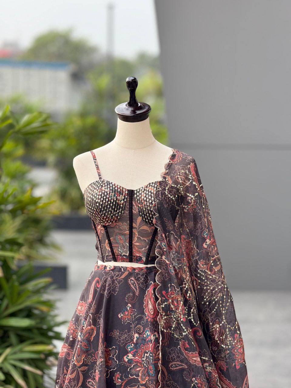 Sehen Sie umwerfend aus in diesem wunderschönen cremefarbenen Lehenga-Set