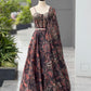 Sehen Sie umwerfend aus in diesem wunderschönen cremefarbenen Lehenga-Set