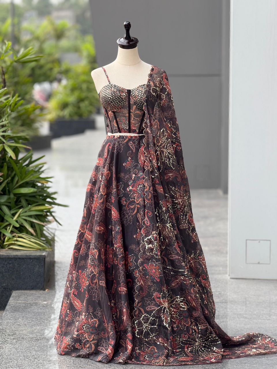 Sehen Sie umwerfend aus in diesem wunderschönen cremefarbenen Lehenga-Set