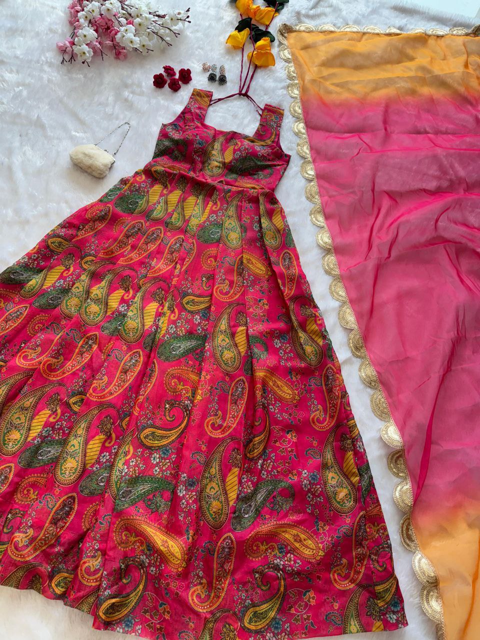 Präsentation des exklusiven Anarkali-Shooting-Designs