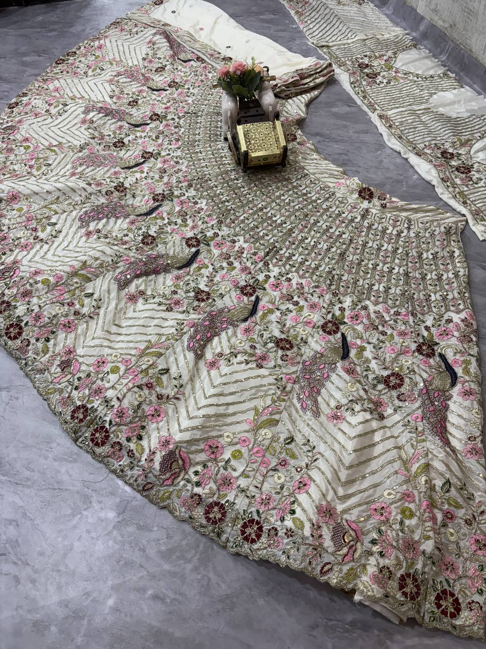 Einführung eines 4 Meter ausgestellten Coding Sequins Work Lehenga