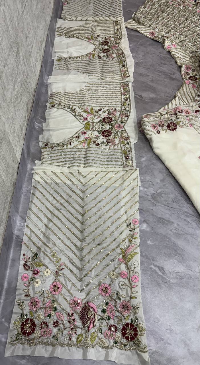 Einführung eines 4 Meter ausgestellten Coding Sequins Work Lehenga