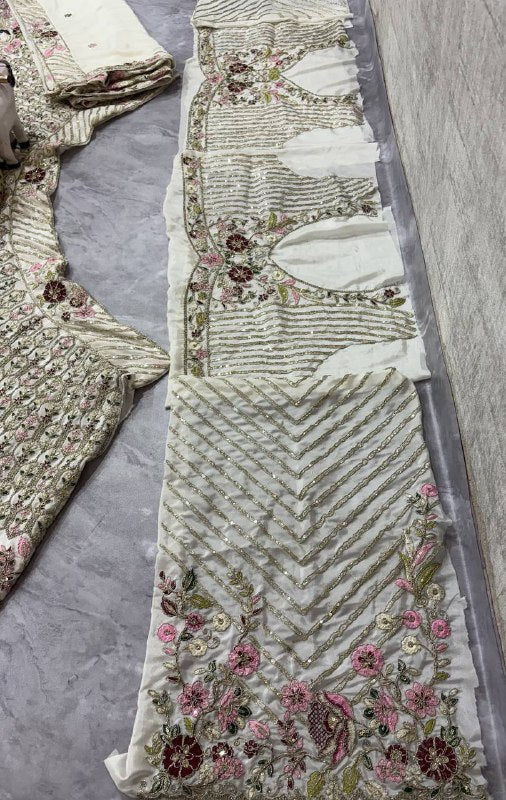 Einführung eines 4 Meter ausgestellten Coding Sequins Work Lehenga