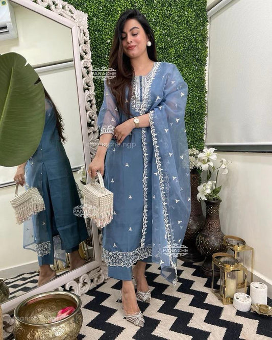 Magnifique travail de broderie au fil blanc épais