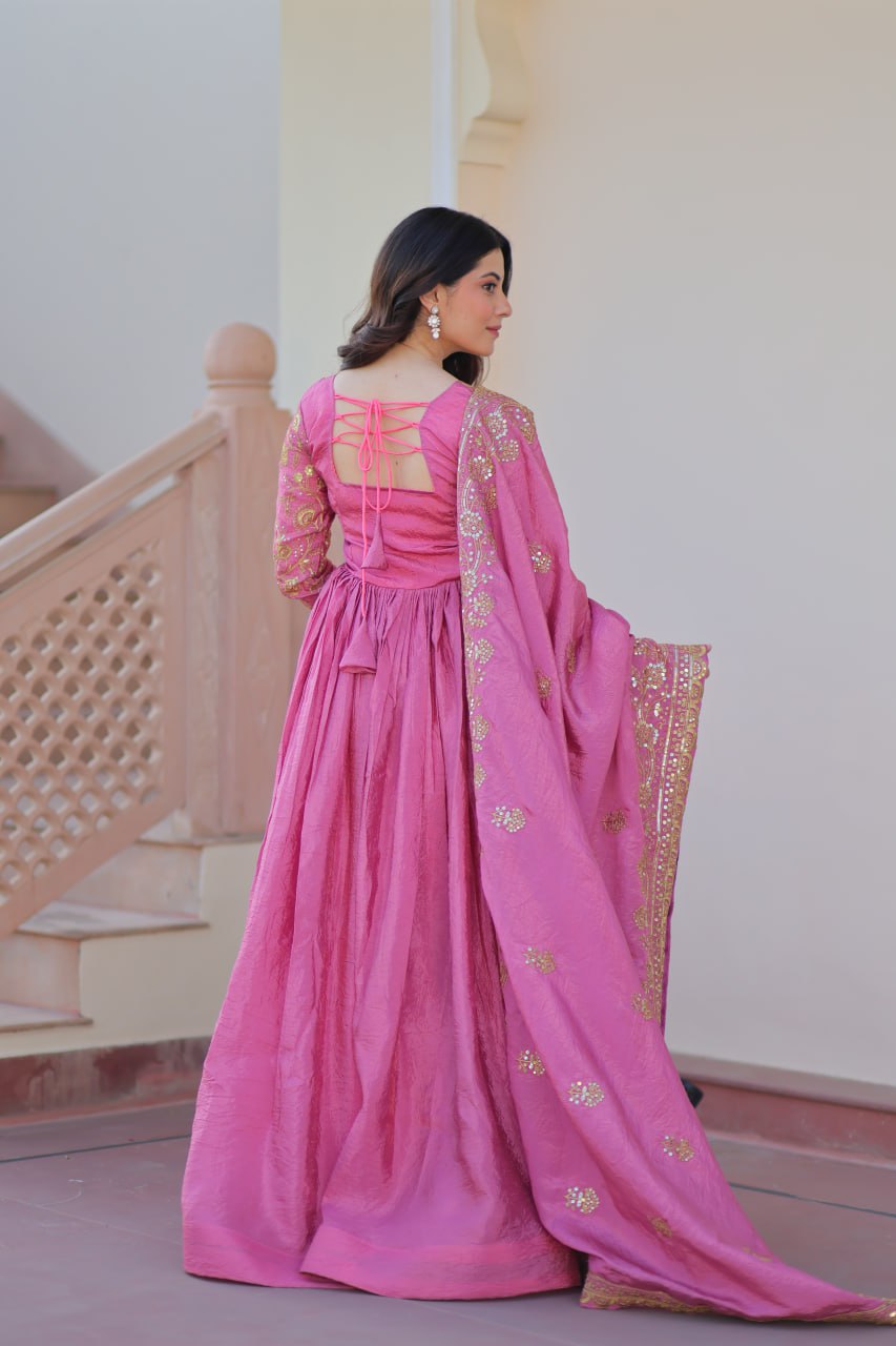 Kleid aus Georgette-Imitat mit üppiger Paillettenstickerei