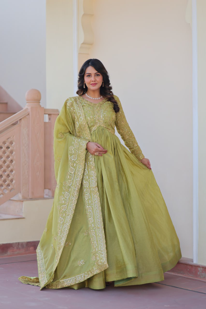 Kleid aus Georgette-Imitat mit üppiger Paillettenstickerei