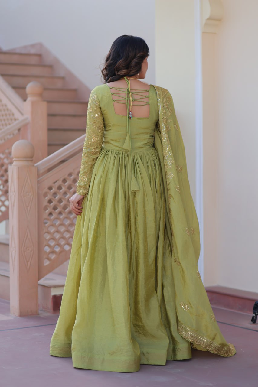 Kleid aus Georgette-Imitat mit üppiger Paillettenstickerei