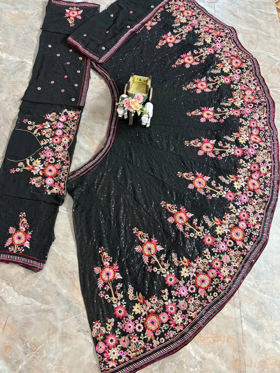 Einführung eines 4 Meter ausgestellten Coding Sequins Work Lehenga