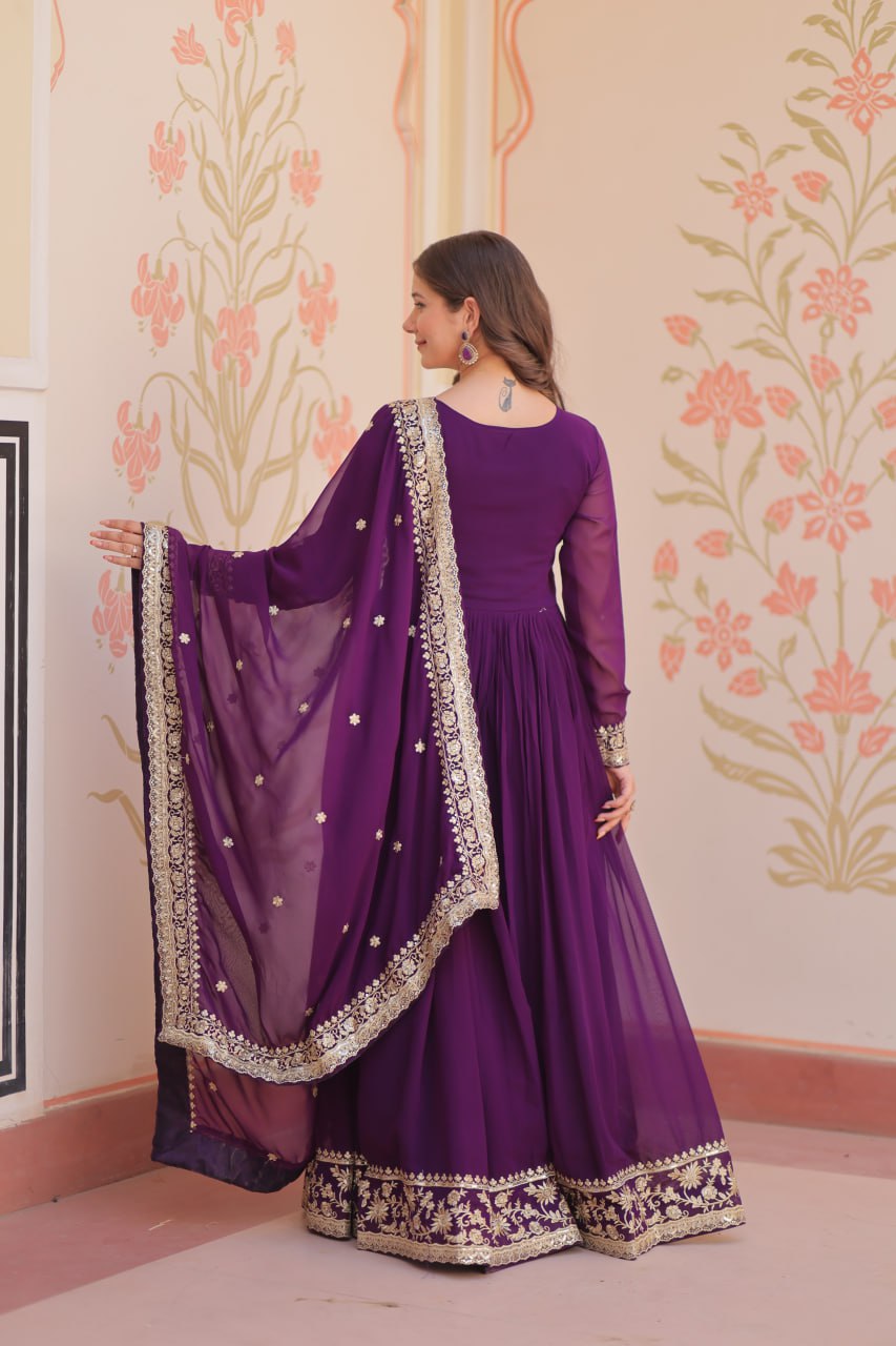 Kleid aus Georgette-Imitat mit üppiger Paillettenstickerei
