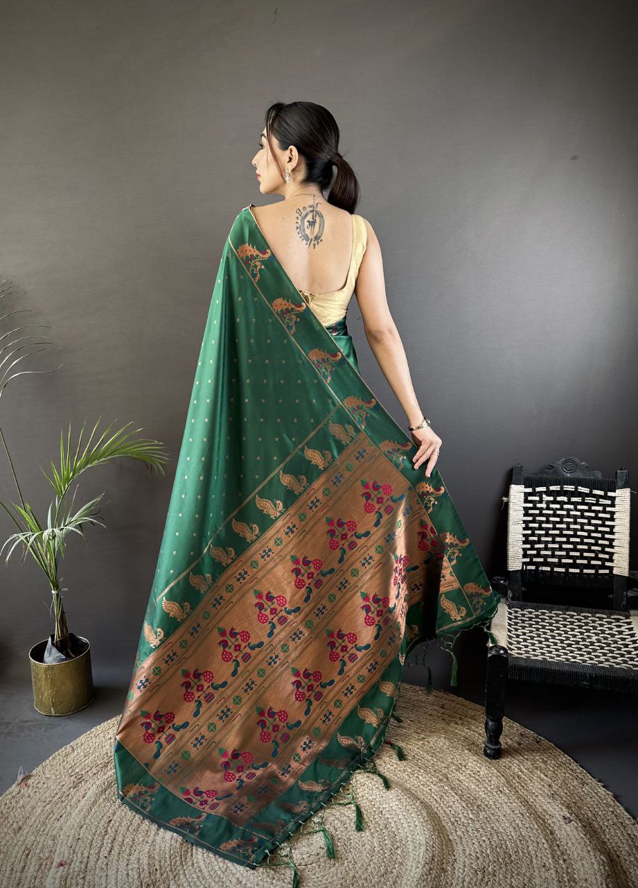 Vous recherchez quelqu'un pour ce magnifique sari de créateur de la même couleur