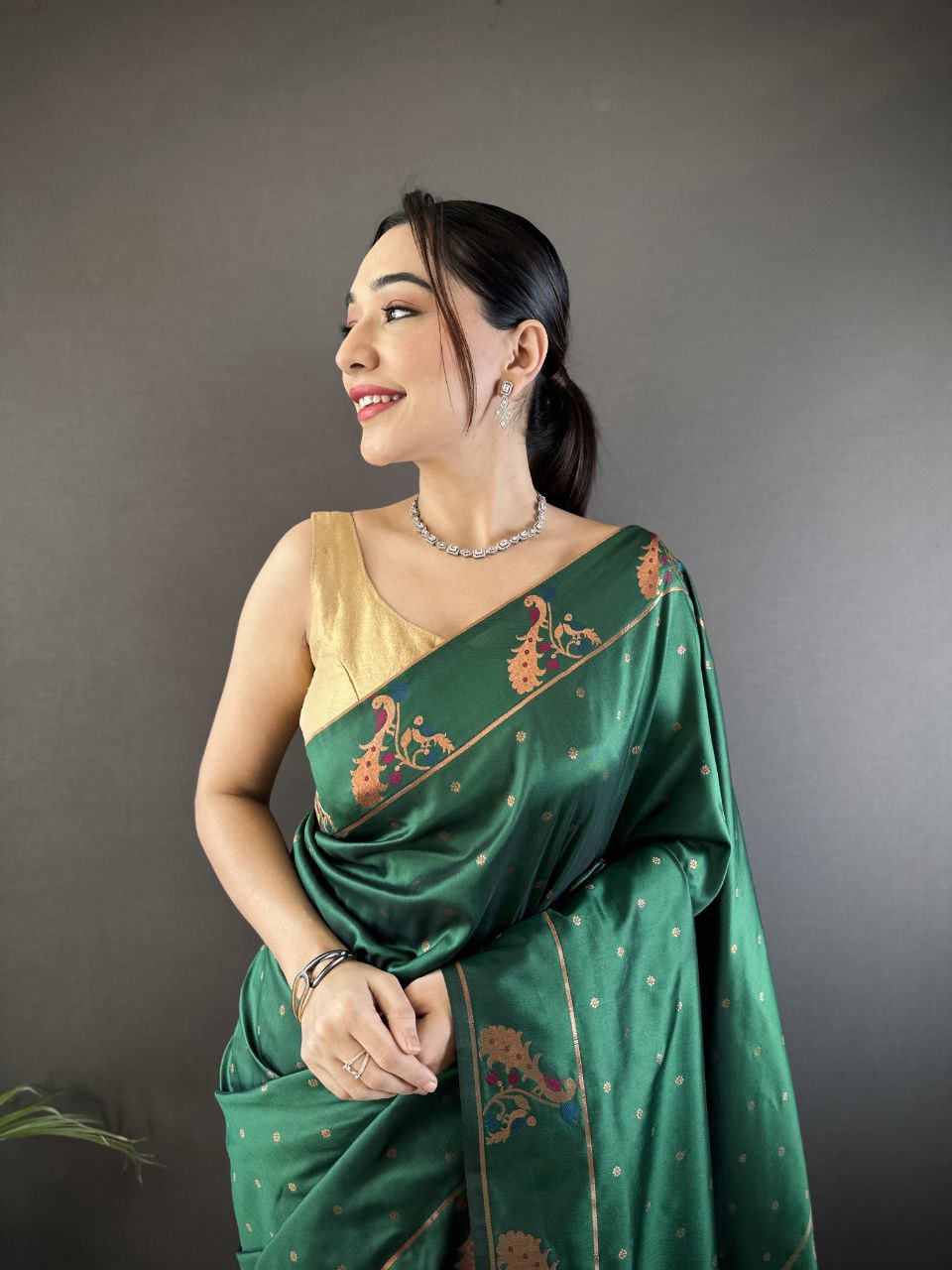 Vous recherchez quelqu'un pour ce magnifique sari de créateur de la même couleur