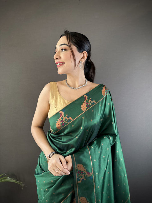 Vous recherchez quelqu'un pour ce magnifique sari de créateur de la même couleur