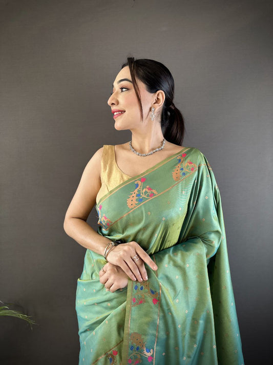 Vous recherchez quelqu'un pour ce magnifique sari de créateur de la même couleur