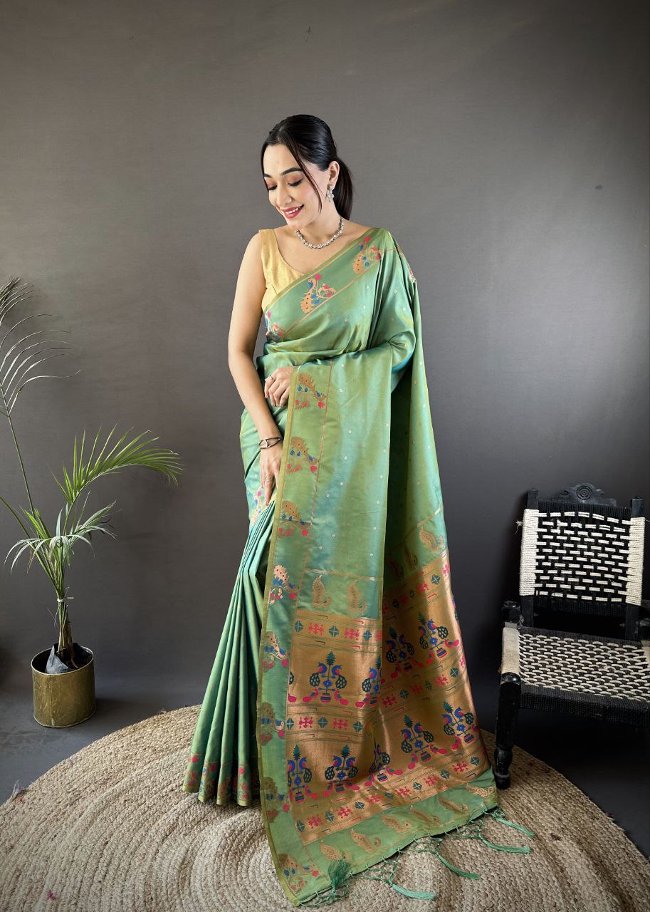 Vous recherchez quelqu'un pour ce magnifique sari de créateur de la même couleur