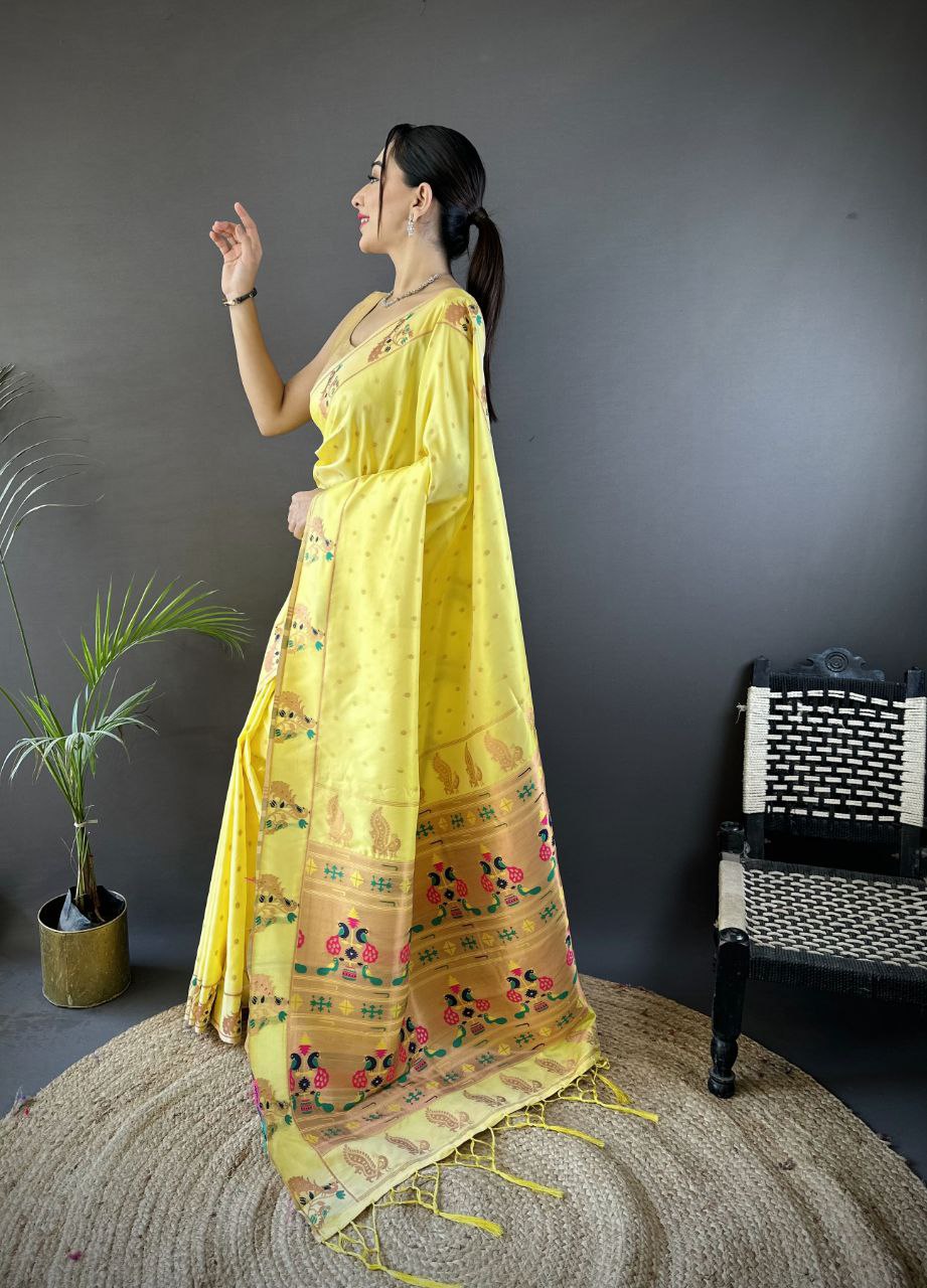 Vous recherchez quelqu'un pour ce magnifique sari de créateur de la même couleur