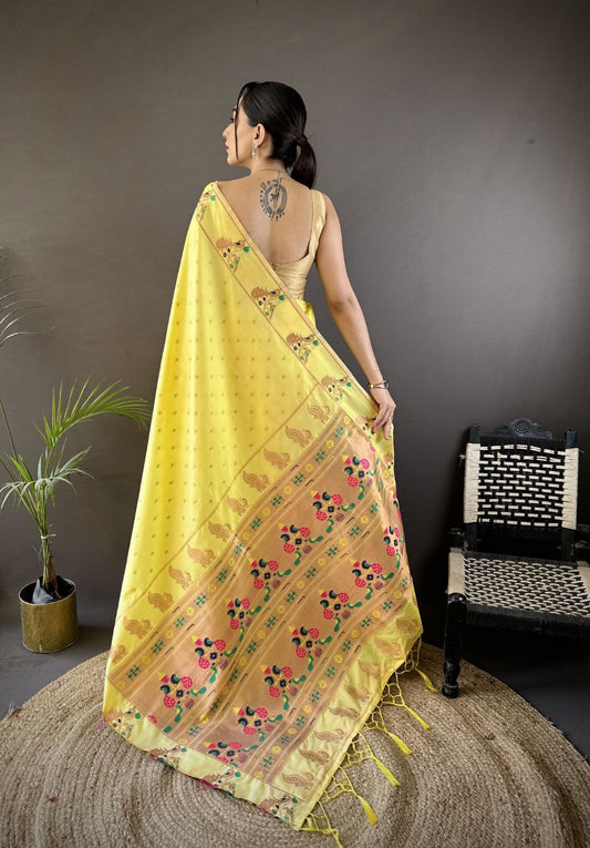 Vous recherchez quelqu'un pour ce magnifique sari de créateur de la même couleur