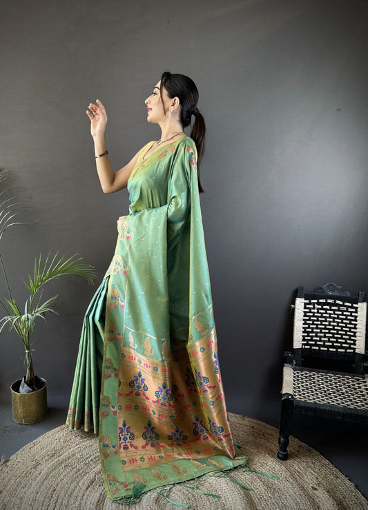 Vous recherchez quelqu'un pour ce magnifique sari de créateur de la même couleur