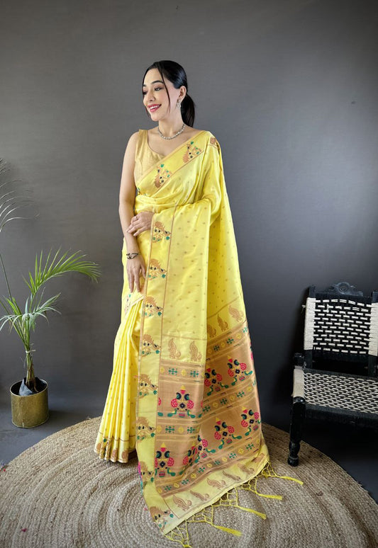 Vous recherchez quelqu'un pour ce magnifique sari de créateur de la même couleur