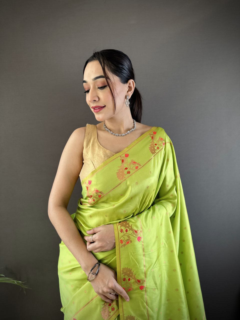 Vous recherchez quelqu'un pour ce magnifique sari de créateur de la même couleur