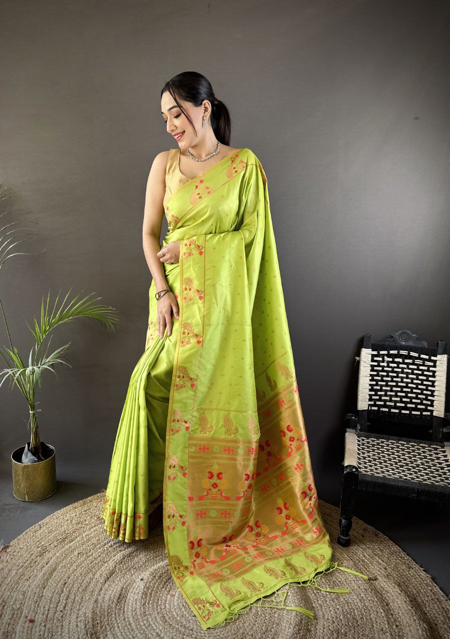 Vous recherchez quelqu'un pour ce magnifique sari de créateur de la même couleur