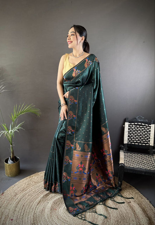 Vous recherchez quelqu'un pour ce magnifique sari de créateur de la même couleur